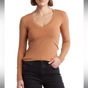 NWT James Perse Deep V-Neck Long Sleeve T-Shirt
NUTMEG, Size 0